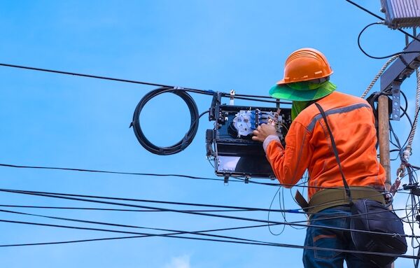 Instalación de cable de fibra óptica en planta externa